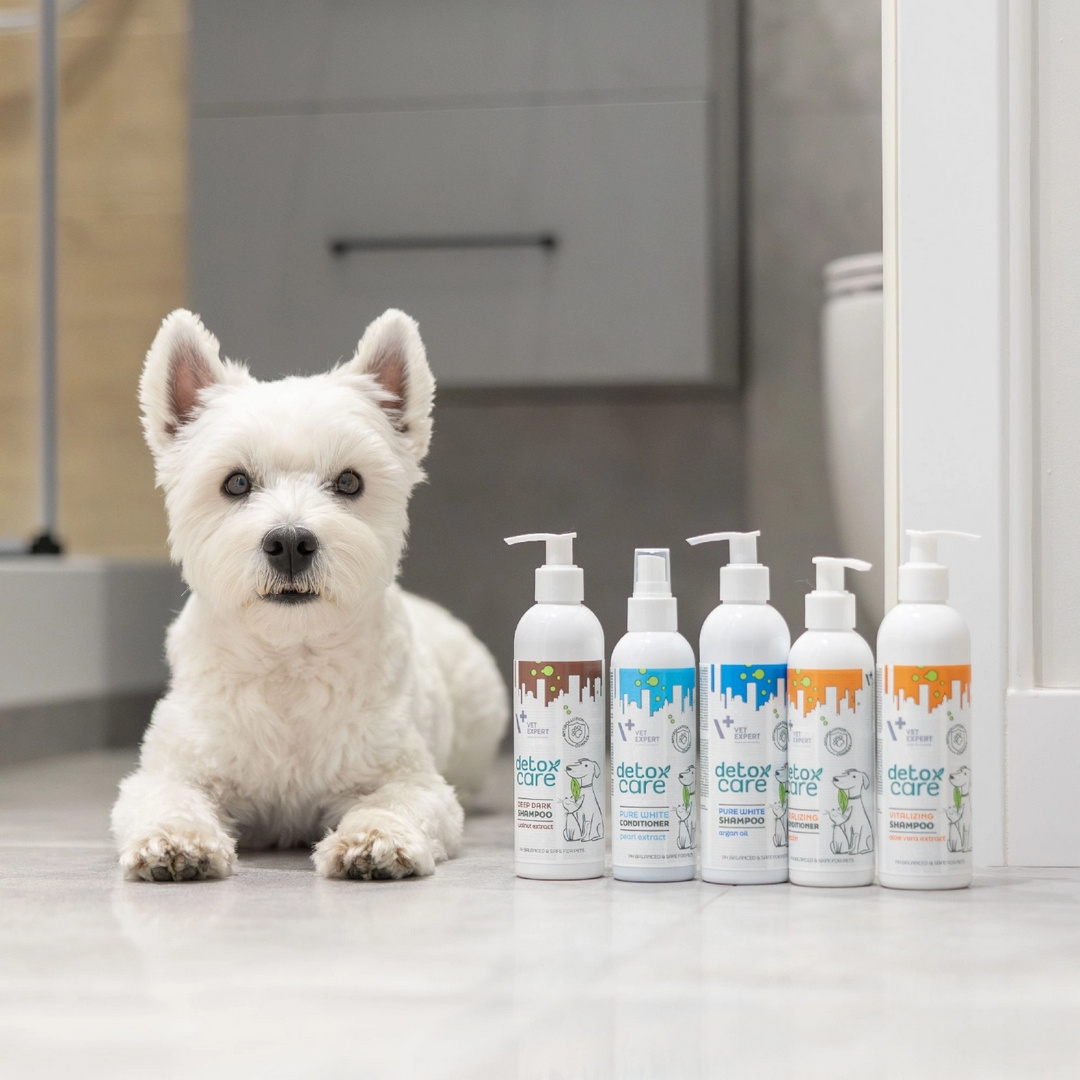 Delikatna odżywka w spray'u bez spłukiwania, idealna dla psów i kotów posiadających białą i jasną sierść.